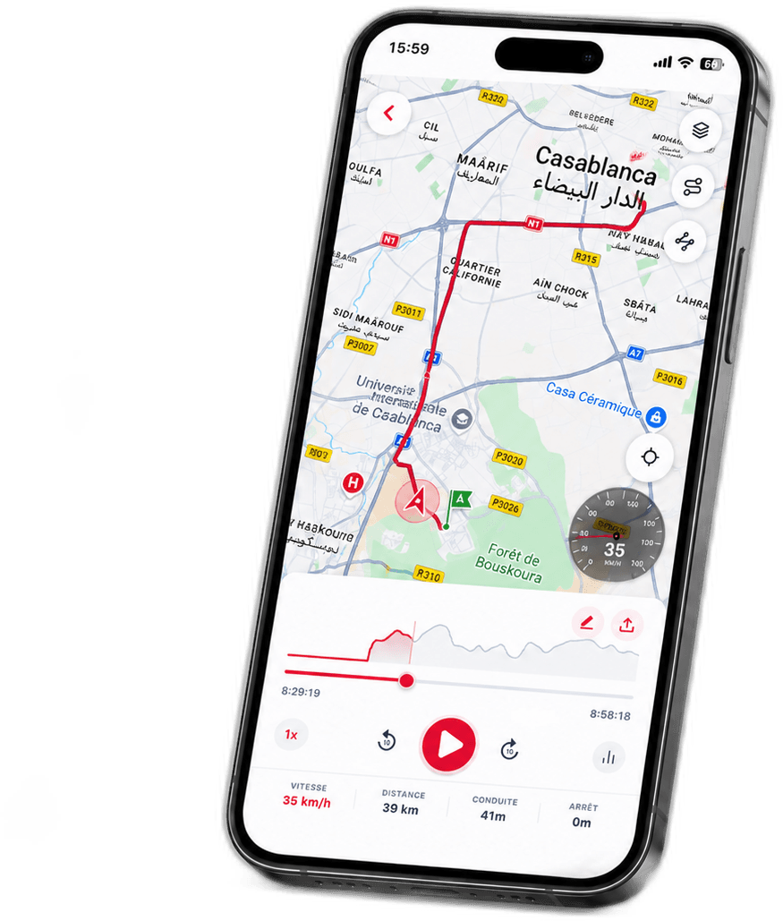 Smartphone avec l'application Trackisy montrant un trajet enregistré à travers Casablanca avec jauge de vitesse, courbe d'altitude et commandes de lecture